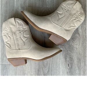 *SOLD*  new worn once Cow girl boots beige color